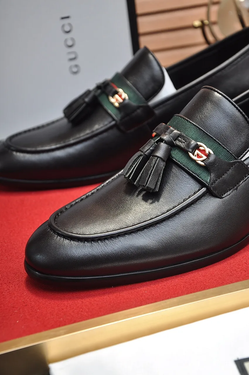 Men's shoes💰500💶Italy's top luxury men's shoe giant (GUCCI) (Gucci) (full cowhide lining) new arrival🍃Original European style🔰 Pleasant to the eye😍In order to make the shoes more durable and non-deformable🌀The production continues to follow traditional methods but there is still no lack of innovation💪Choose original sheepskin for the leather♻️ Smooth and natural And extra bright ⭐Made of imported cowhide, the first choice of rich people 38-45 (45 customized)